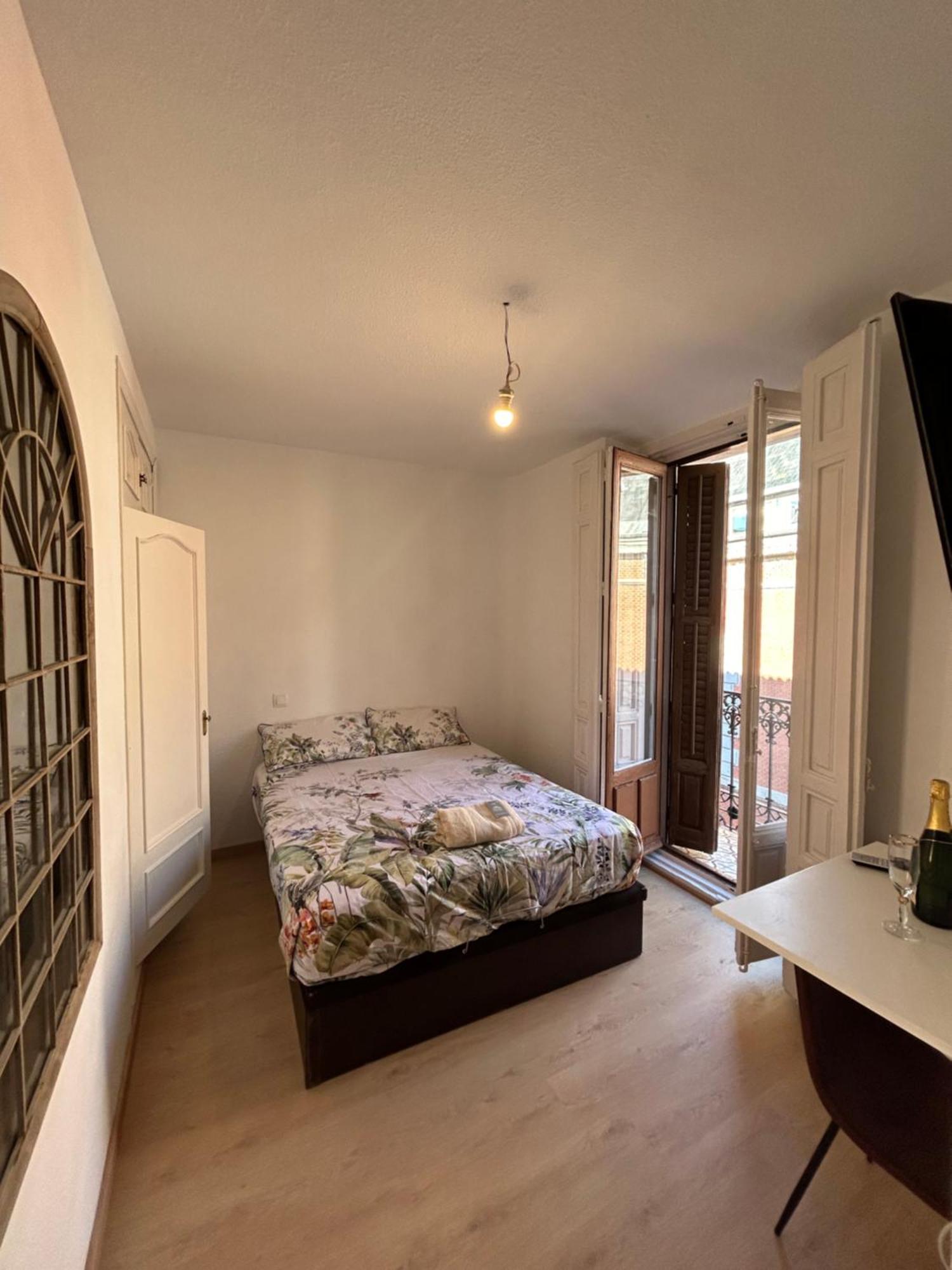Room In Plaza Mayor Madrid Exterior photo